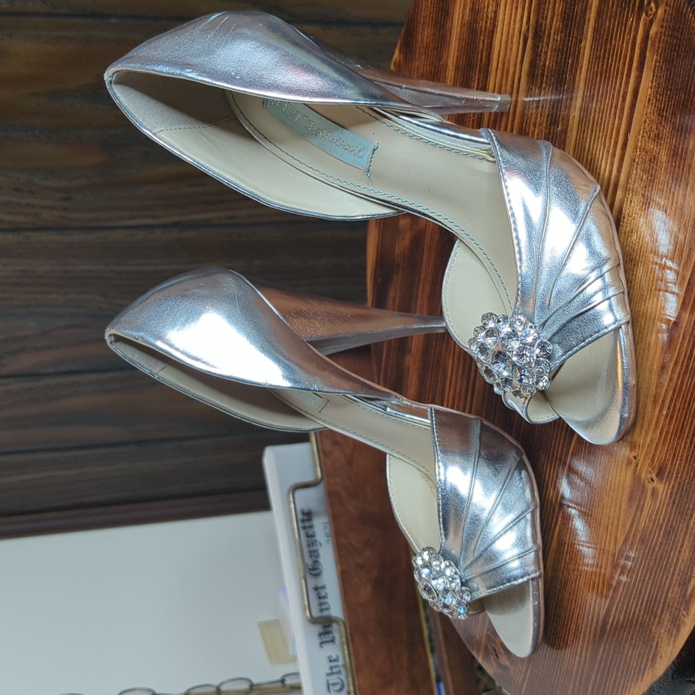 Silver Heels - Picture 2 of 11